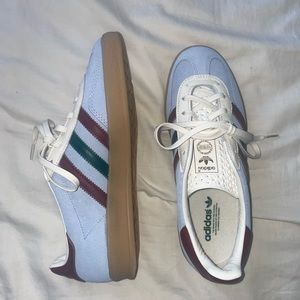 Adidas gazelle sneaker in blue / burgundy / white; size women 7 / men 6